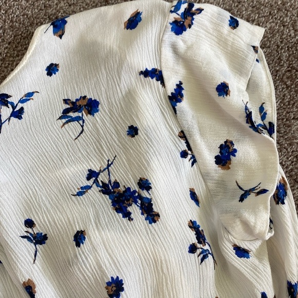 Liz Claiborne Blue and White Floral Cap Sleeve Blouse - Picture 5 of 5